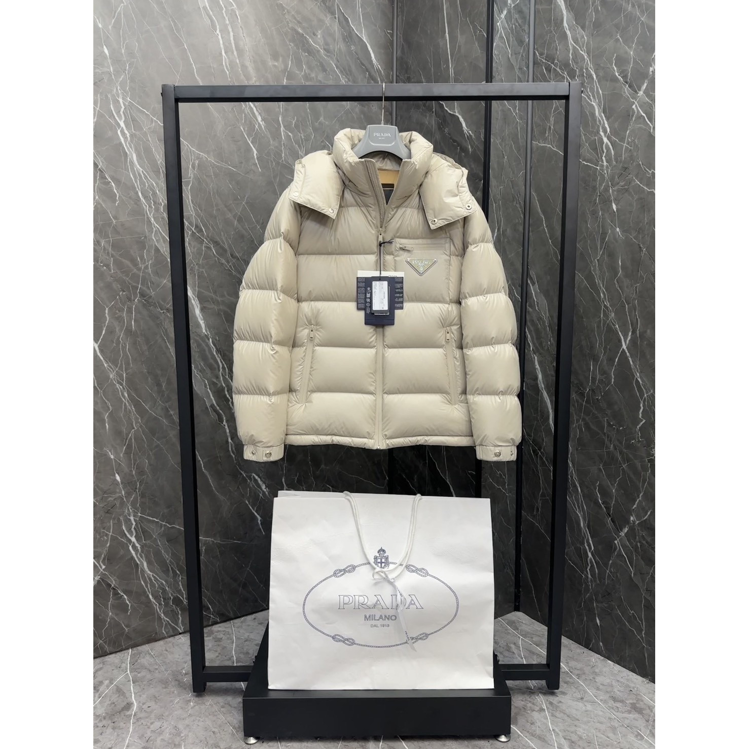 <p>PRADA 新款羽绒服(白)</p>