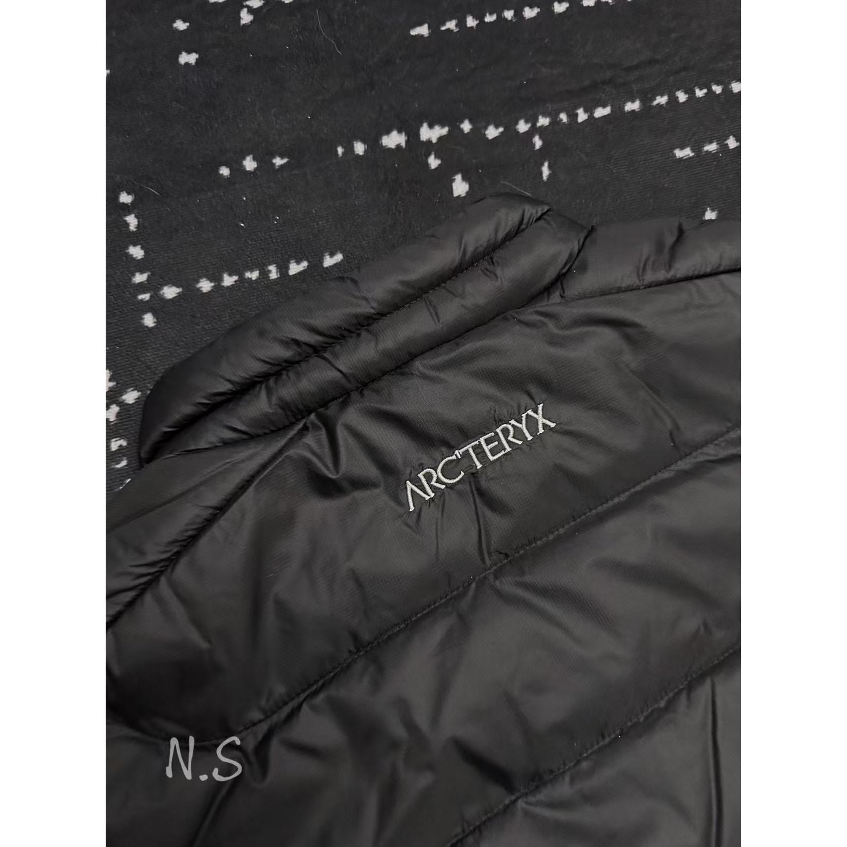 <p>Arc'teryx 立领鹅绒马甲(黑)</p>