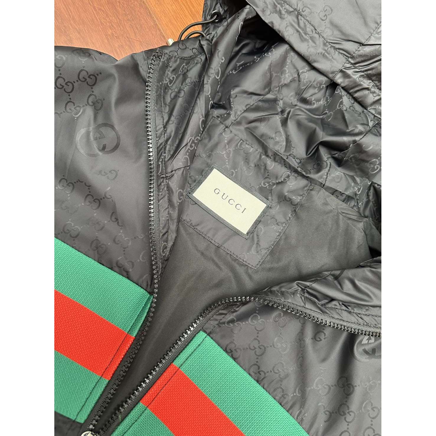 <p>GUCCI 织带Logo暗纹GG连帽防风夹克</p>