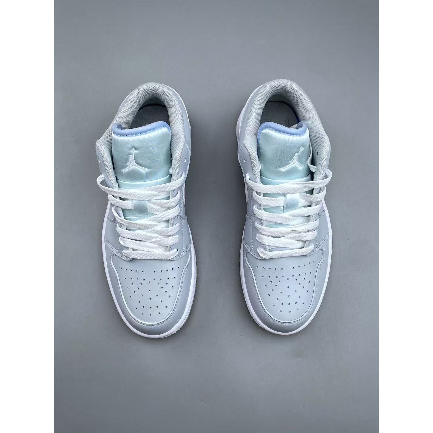 <p>Nike Air Jordan Air Jordan 1 休闲板鞋(灰白)</p>