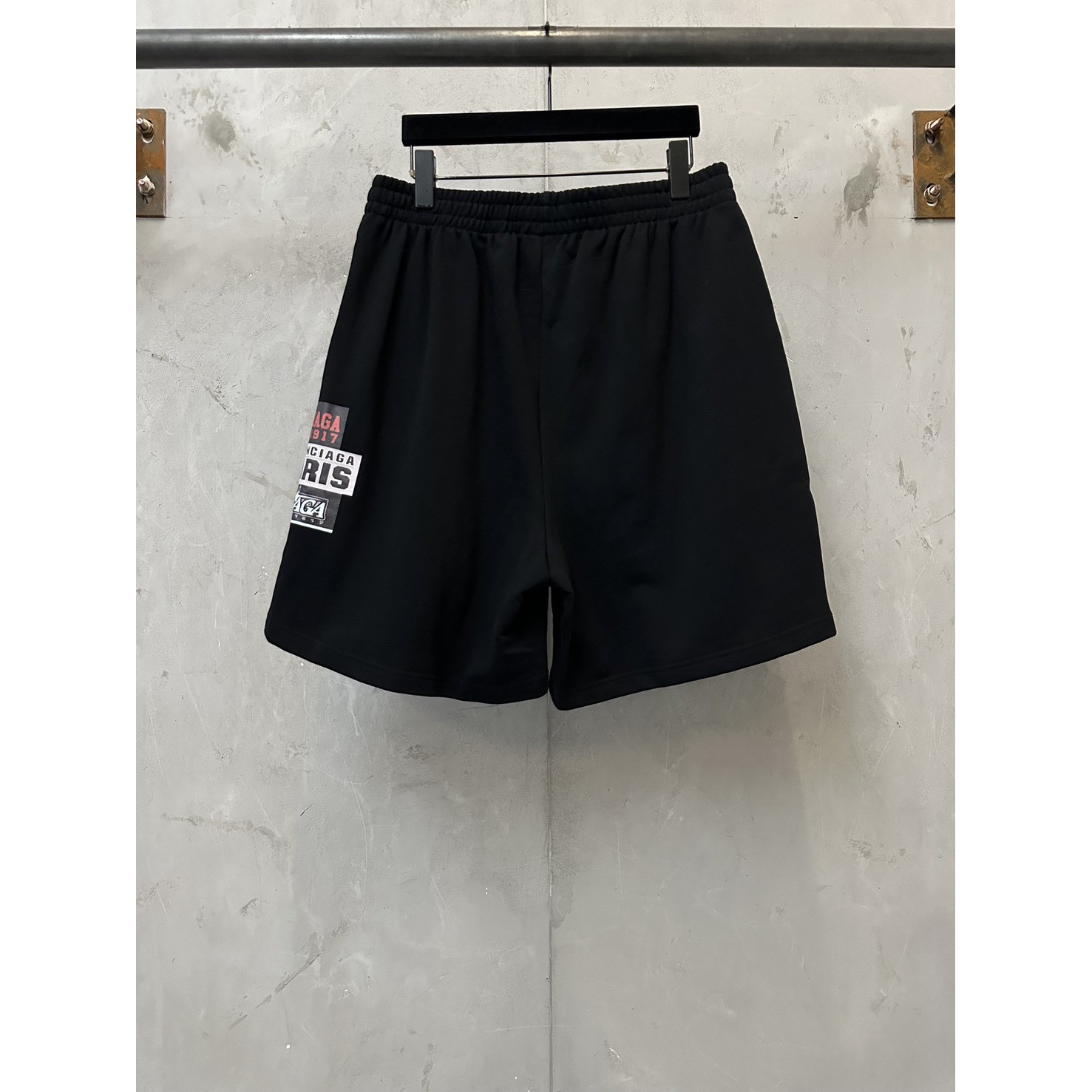 <p>Balenciaga 1917标语烫画短裤</p>