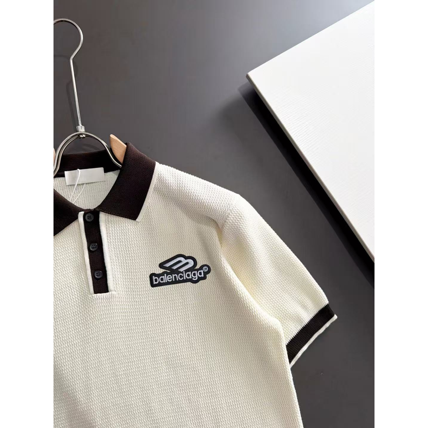 <p>Balenciaga 男款短袖T恤白色(786947)</p>