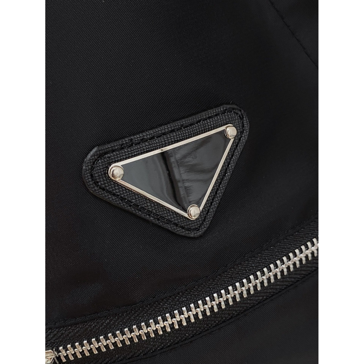 <p>PRADA&nbsp;休闲短裤(黑)</p>