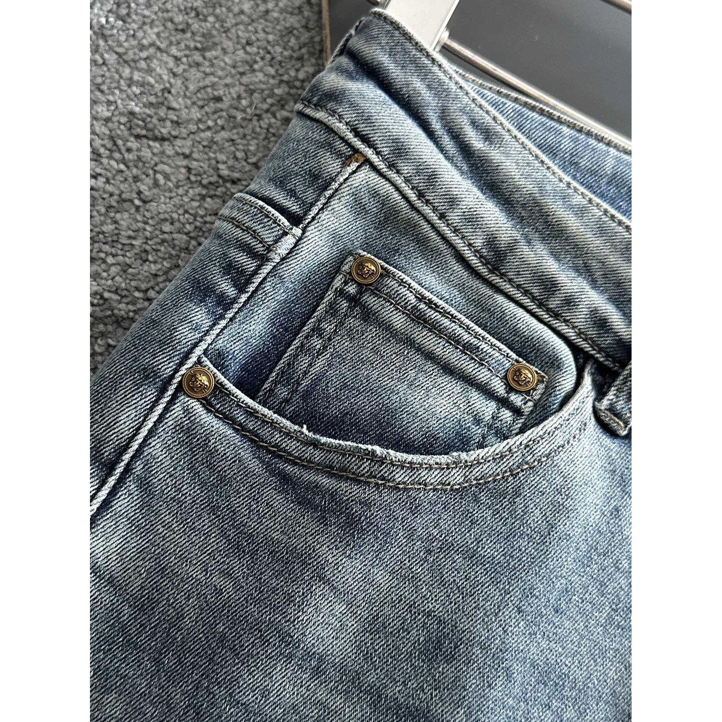 <p>Versace 高品质牛仔裤</p>
