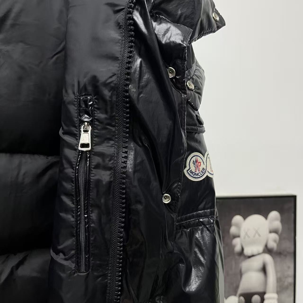<p>Moncler 70周年双标连帽羽绒服(黑)</p>
