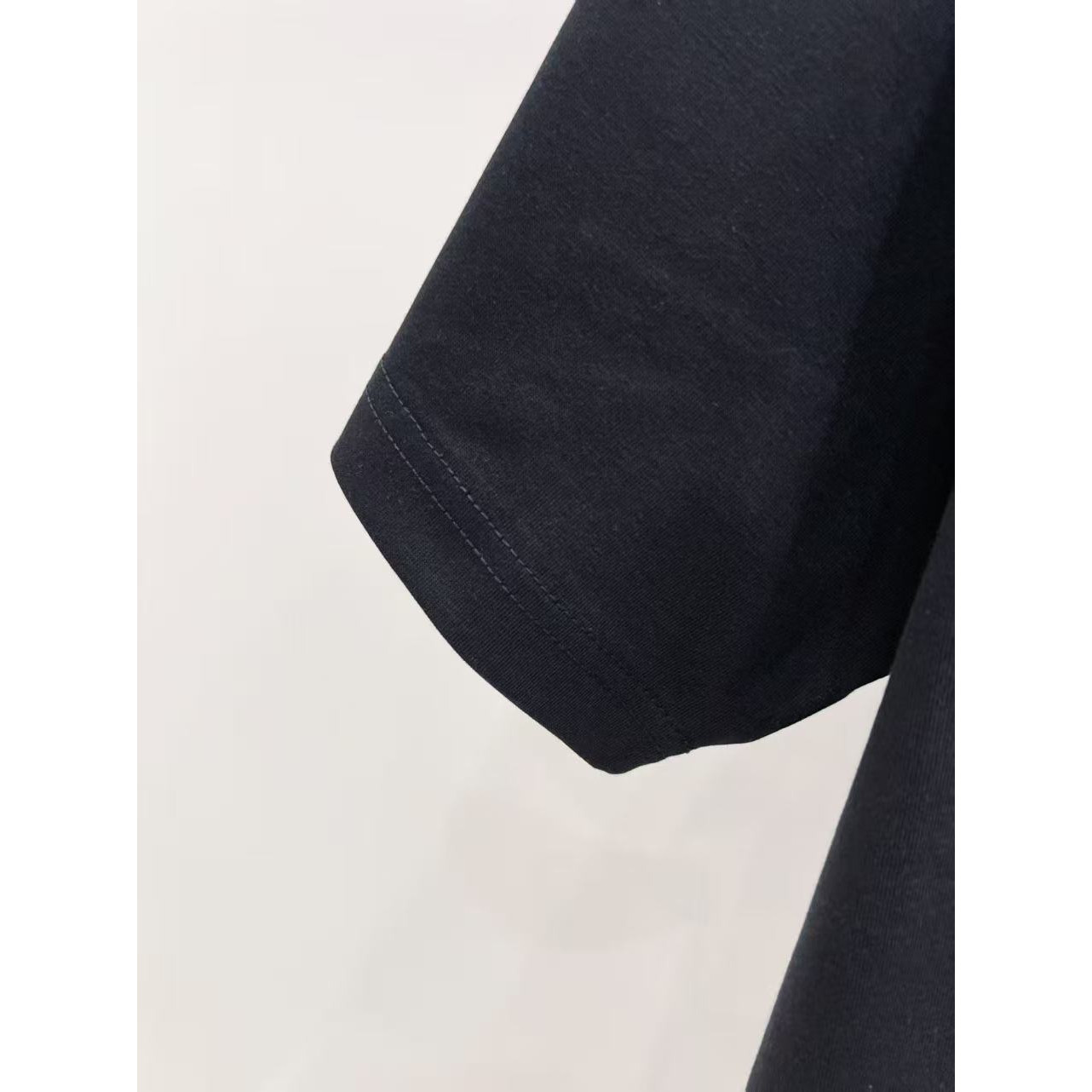 <p>CELINE&nbsp;短袖圆领T恤(黑)</p>
