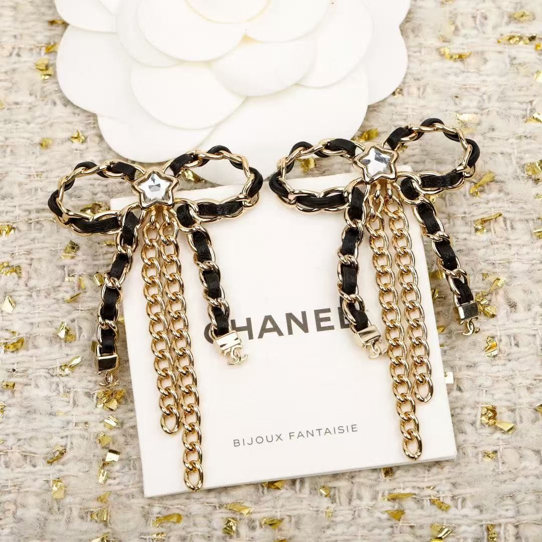 <p>CHANEL&nbsp;黑皮蝴蝶结流苏耳环</p>
