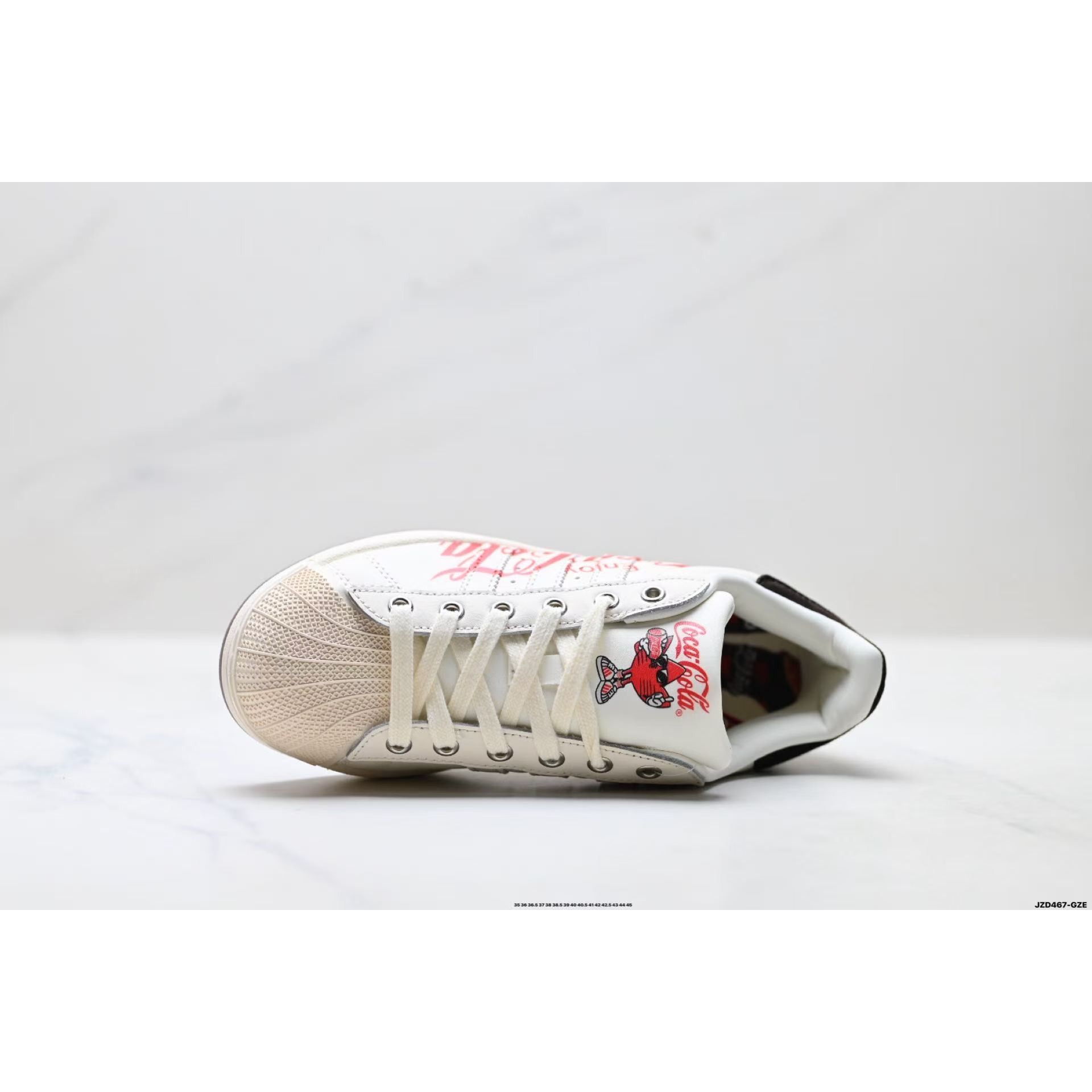 <p>Adidas Coca Cola X SUPERSTAR 休闲运动板鞋(白)</p>