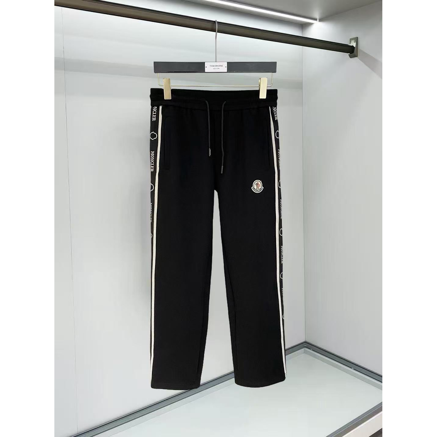 <p>MONCLER 男士长裤(782464)</p>