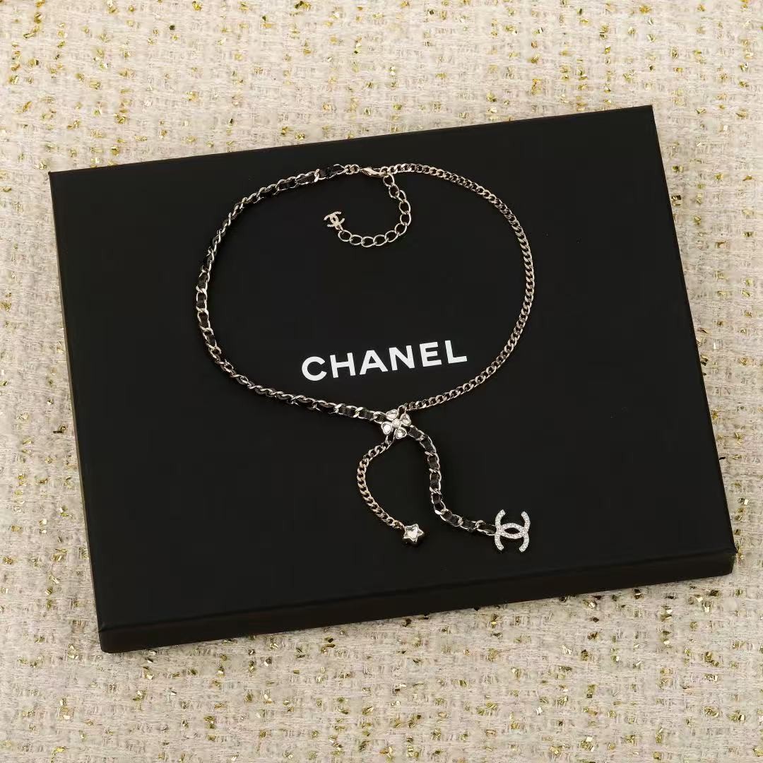 <p>CHANEL&nbsp;流苏穿皮项链</p>