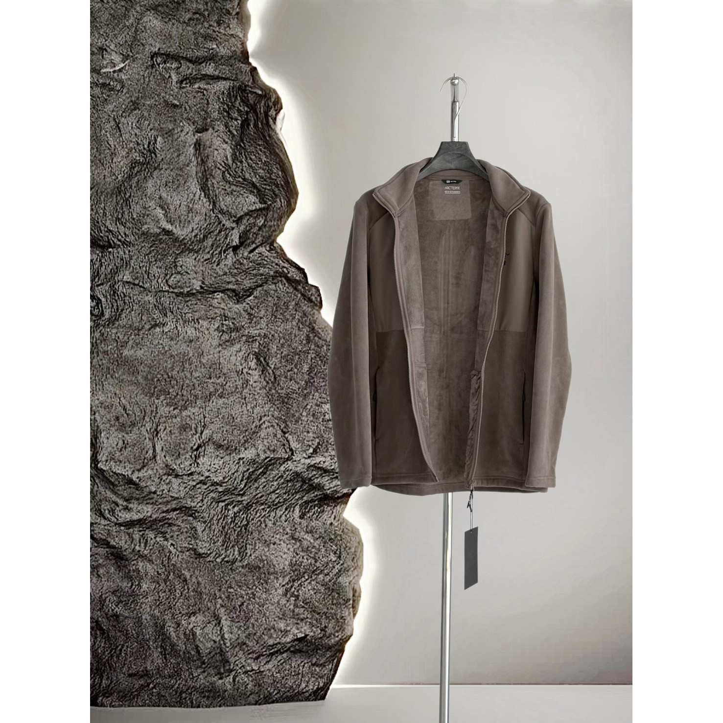 <p>Arc'teryx 手抓绒款外套(卡其)</p>