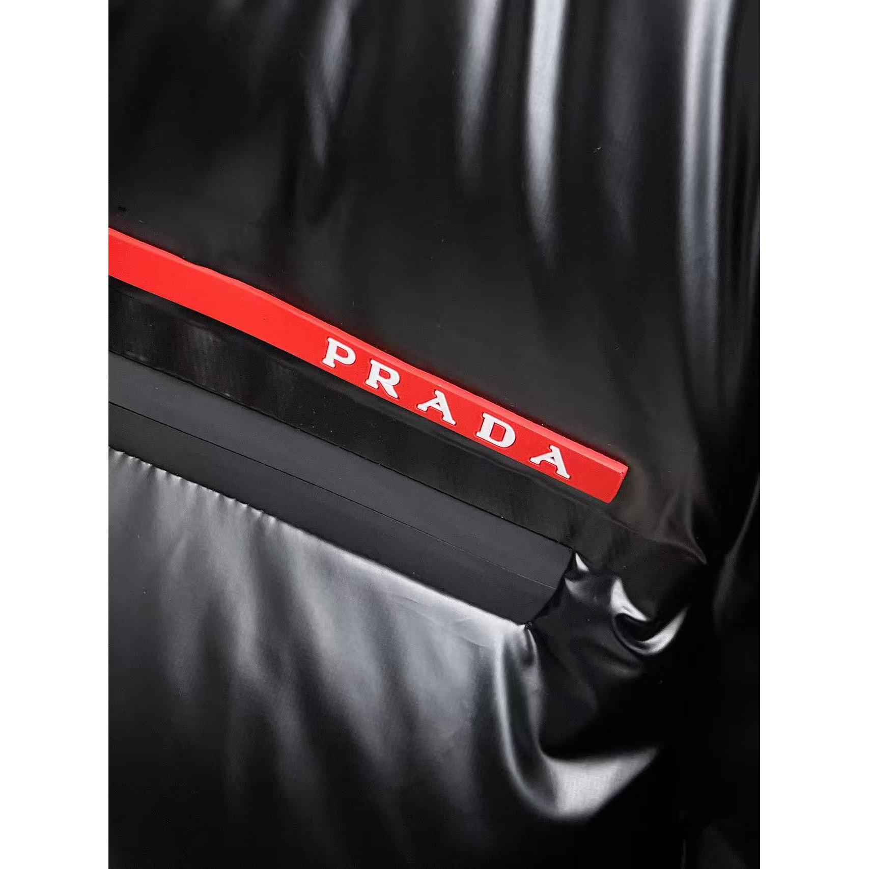 <p>PRADA 秋冬新款羽绒服(黑)</p>