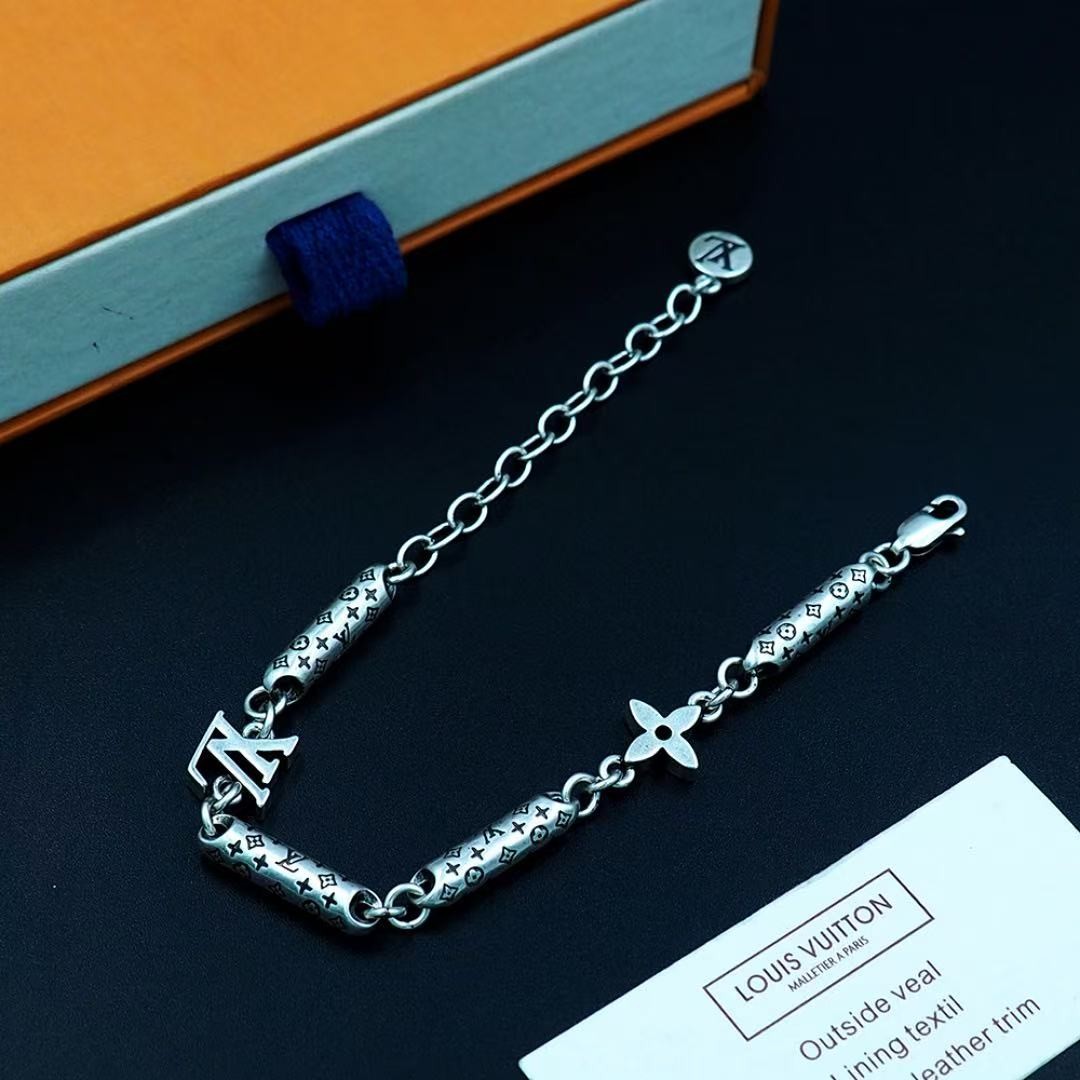 <p>LV Bambou 可调节手链</p>