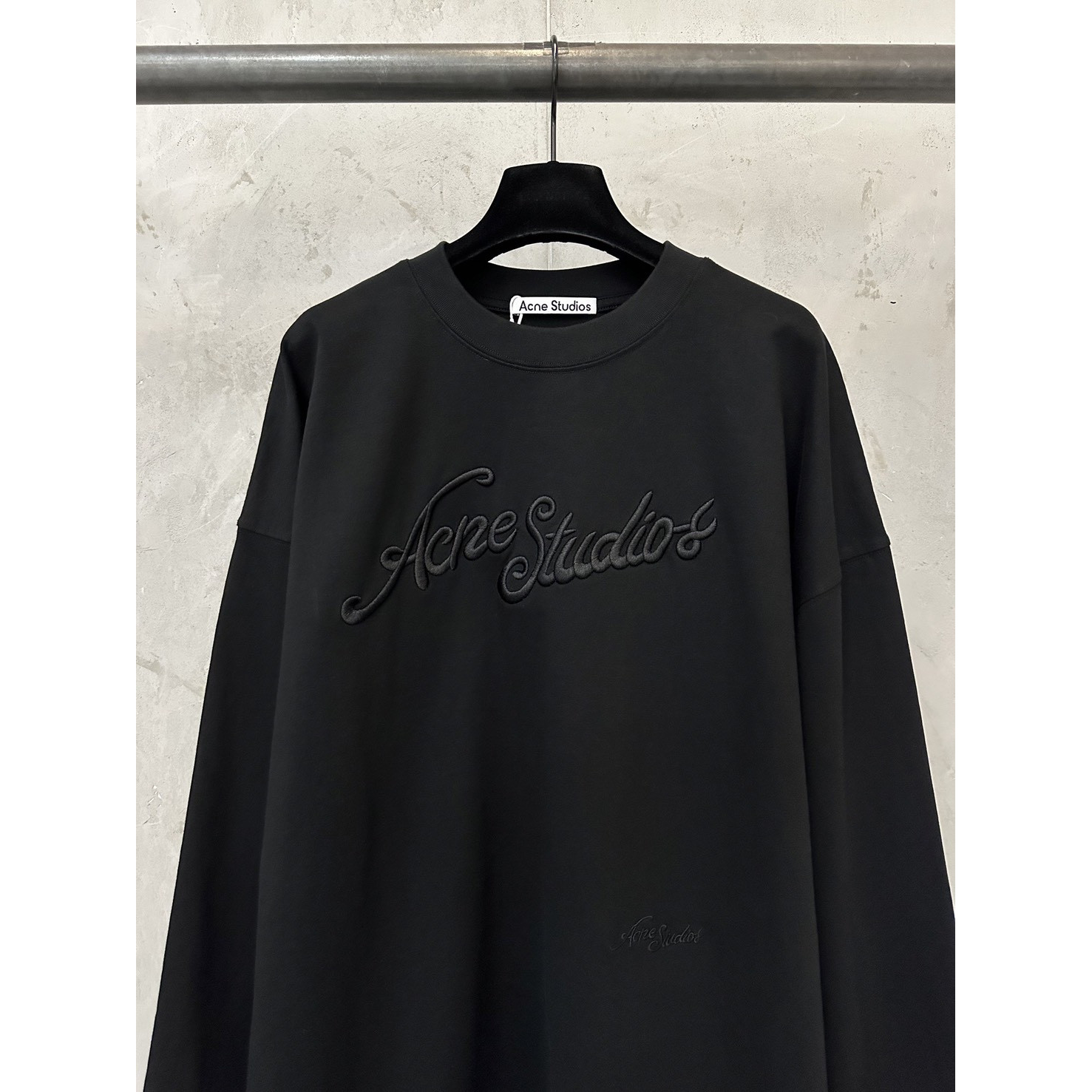 <p>Acne Studio 立体字母刺绣徽标圆领长袖T恤(黑)</p>