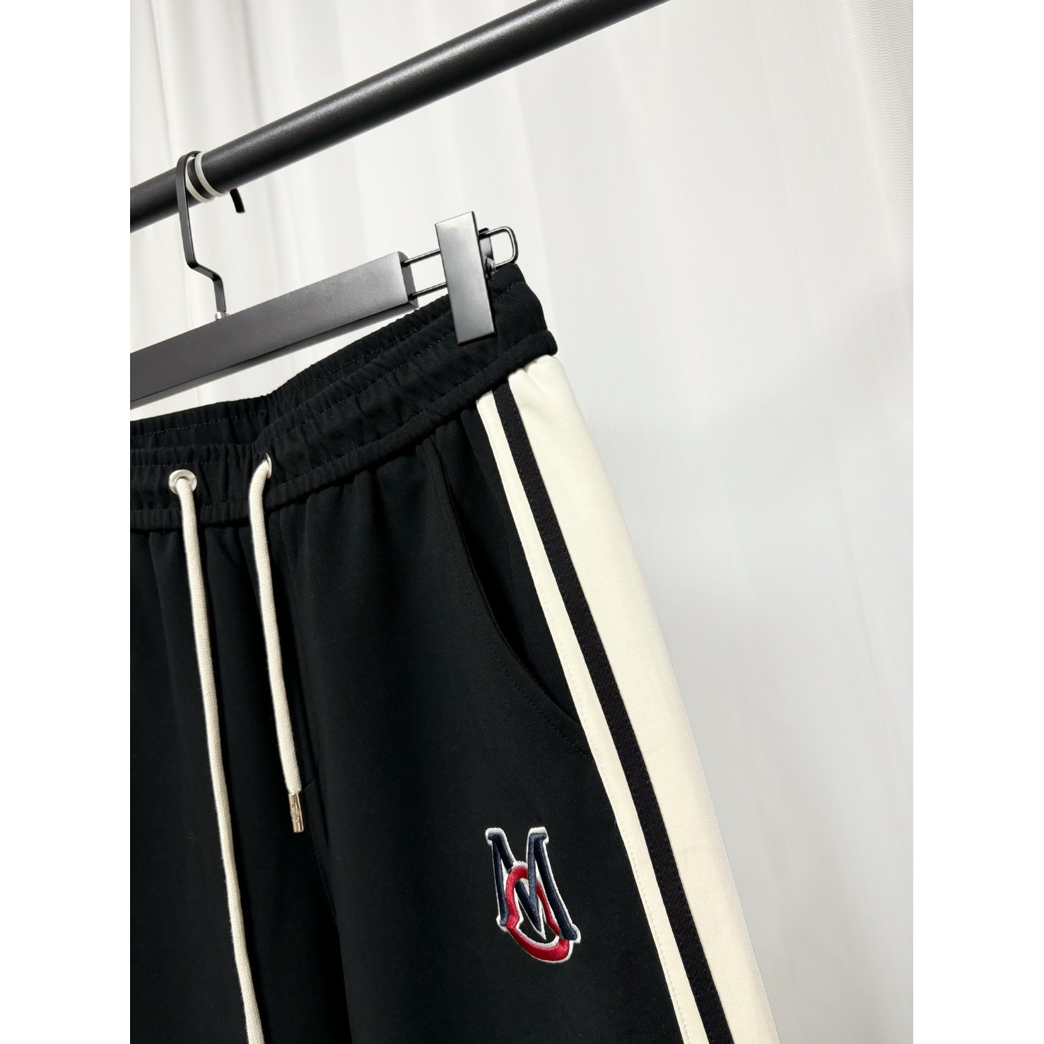<p>&nbsp;Moncler 蒙口休闲长裤(黑)</p>