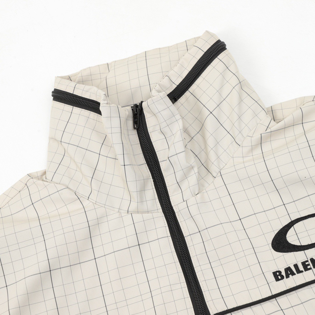 <p>Balenciaga 刺绣立领半拉链格纹夹克外套</p>