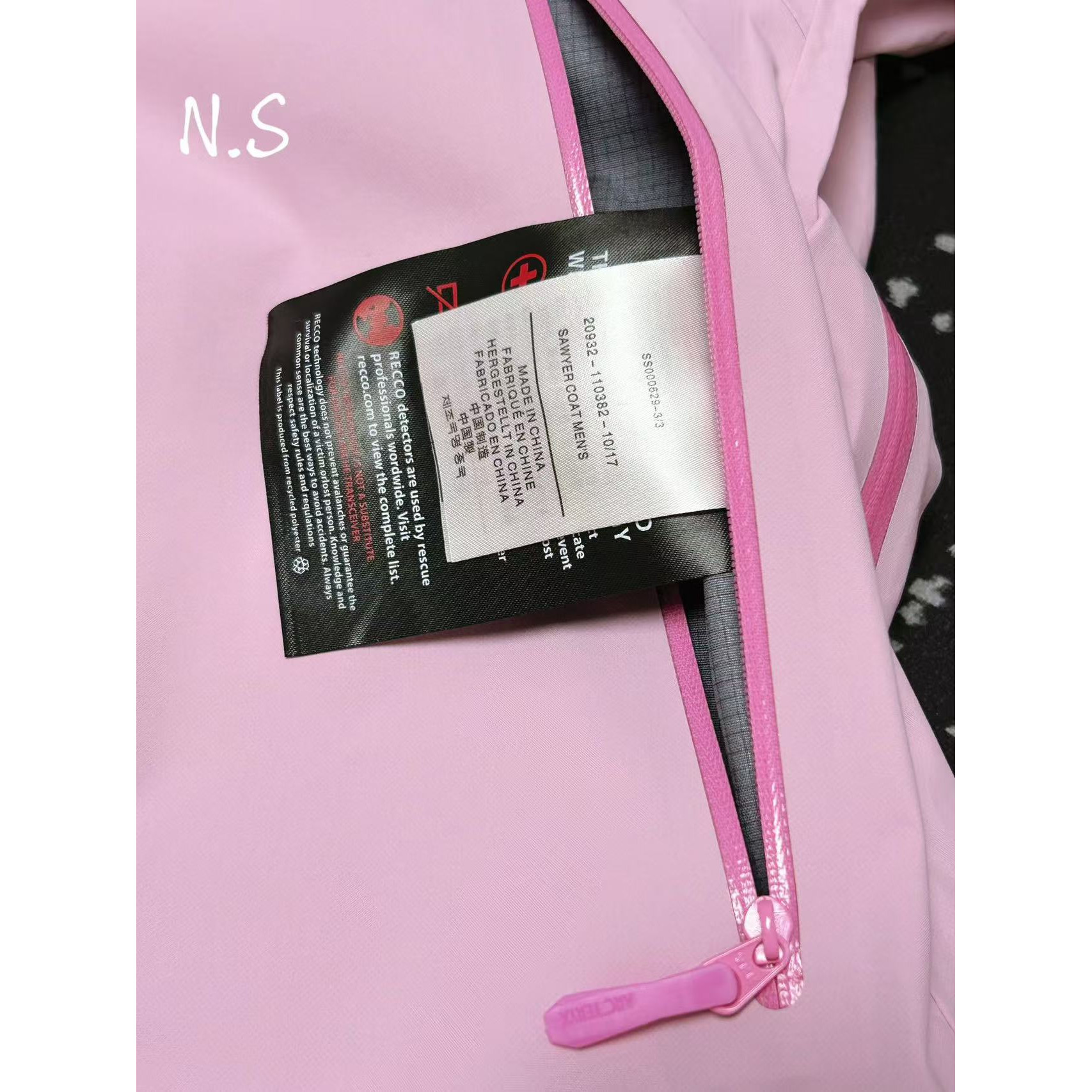 <p>Arc'teryx SL硬壳冲锋衣(潮汐粉)</p>