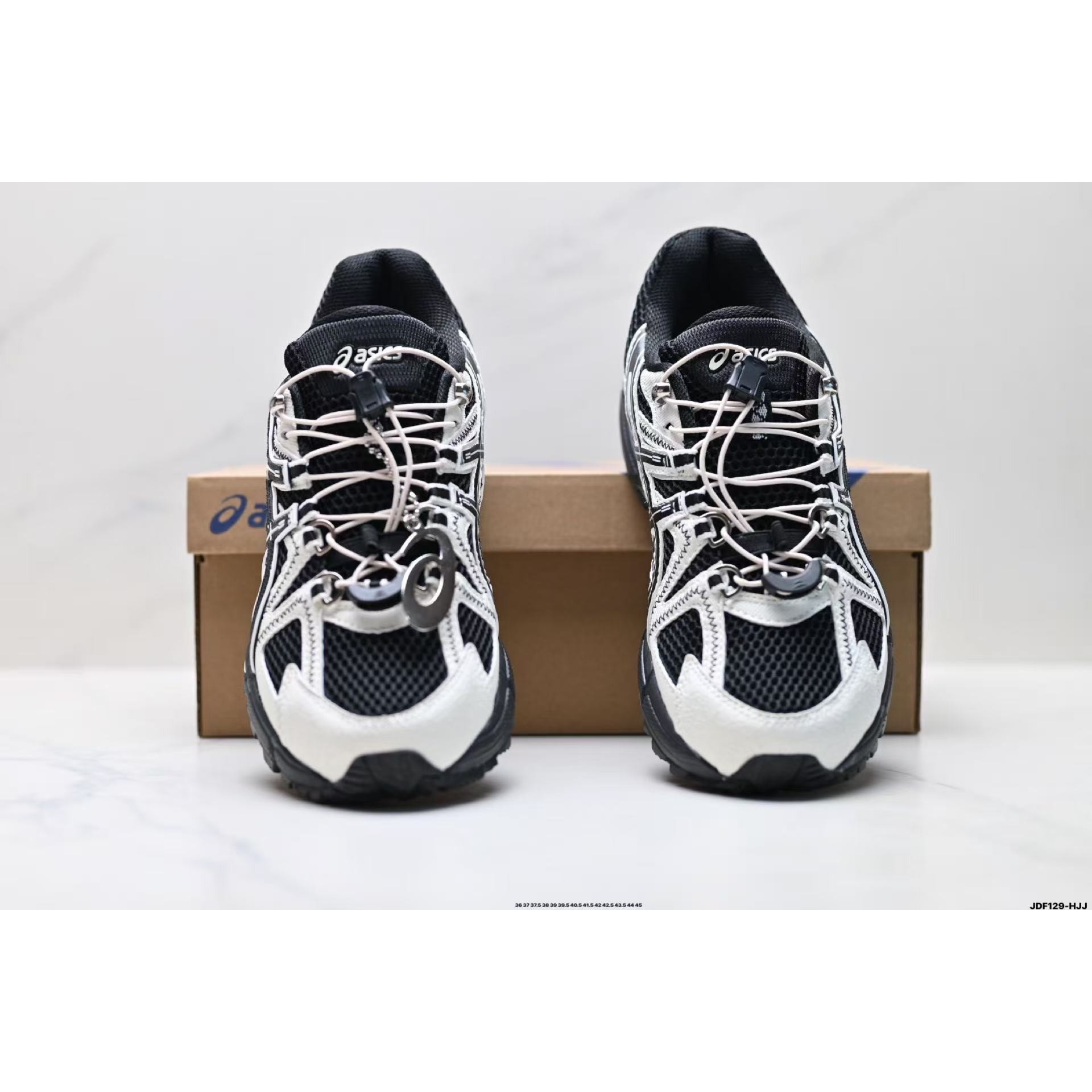 <p>Asics Gel-Kahana 8 FL 经典户外跑鞋(黑白)</p>