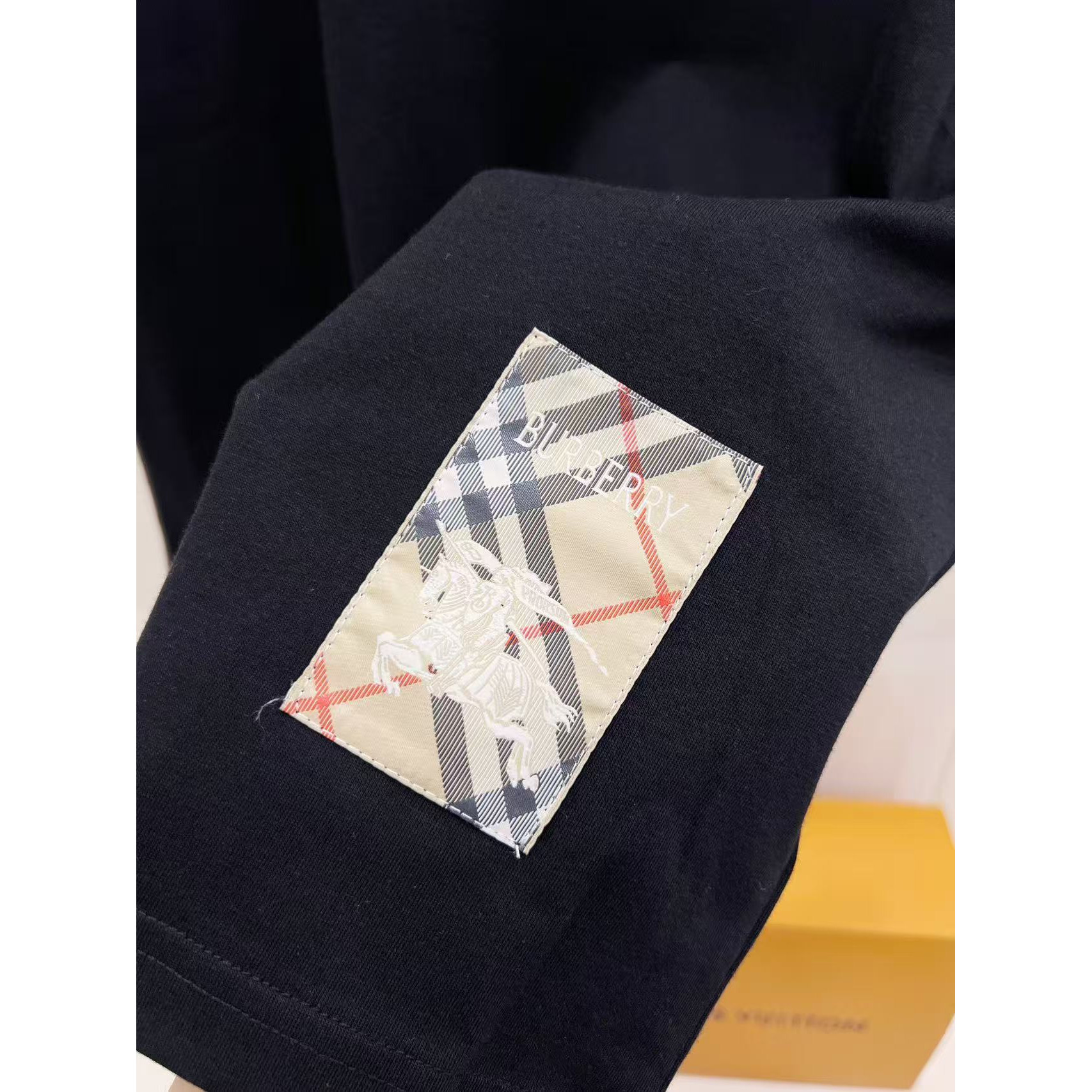 <p>BURBERRY 刺绣工艺短袖T恤(黑)</p>
