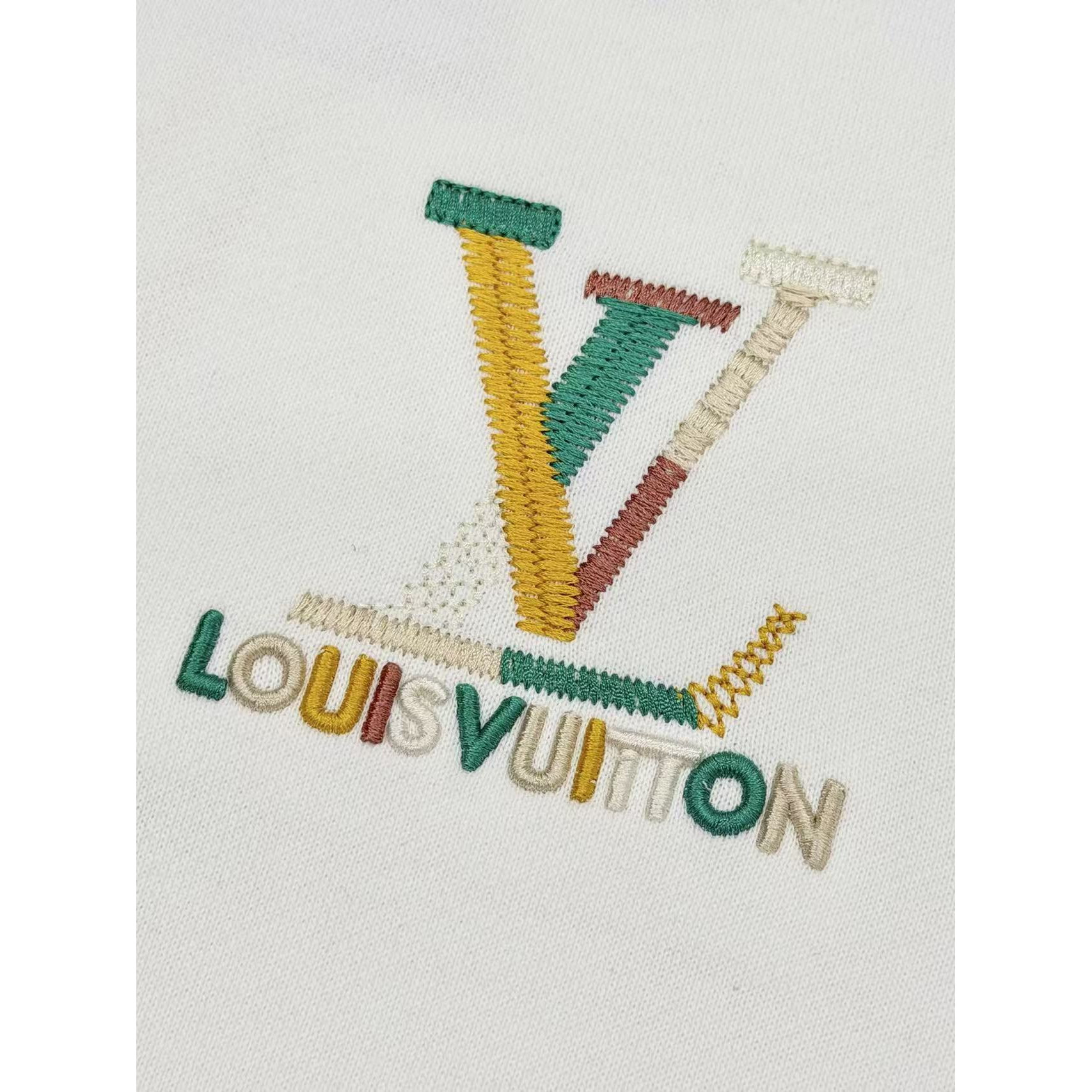 <p>LV 刺绣圆领卫衣(白)</p>