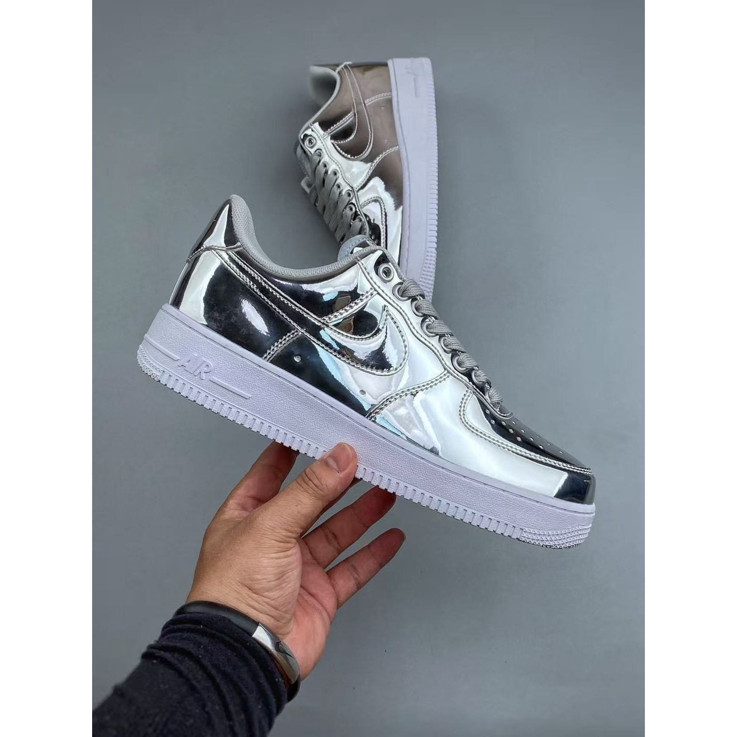 <p>Nike Air Force1 07 low&nbsp; (銀)</p>