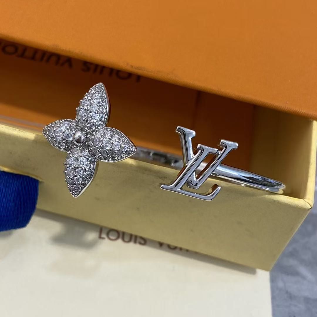 <p>LV&nbsp;满钻四叶花字母开口手镯</p>