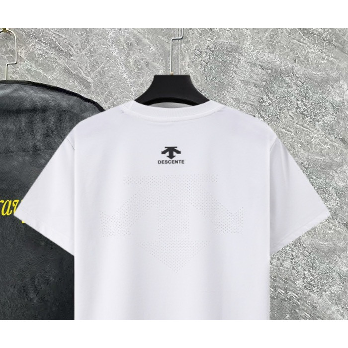 <p>DESCENTE 速干机能短袖T恤(白)</p>