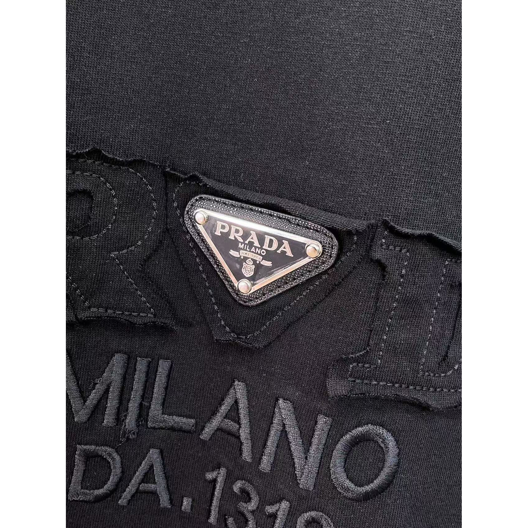 <p>PRADA 专柜新款短袖T恤(黑)</p>