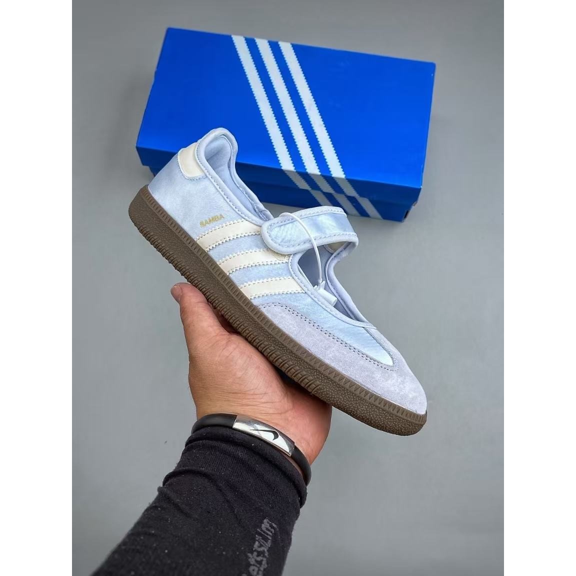 <p>Adidas&nbsp; 懒人一脚蹬运动鞋 (藍白)</p>