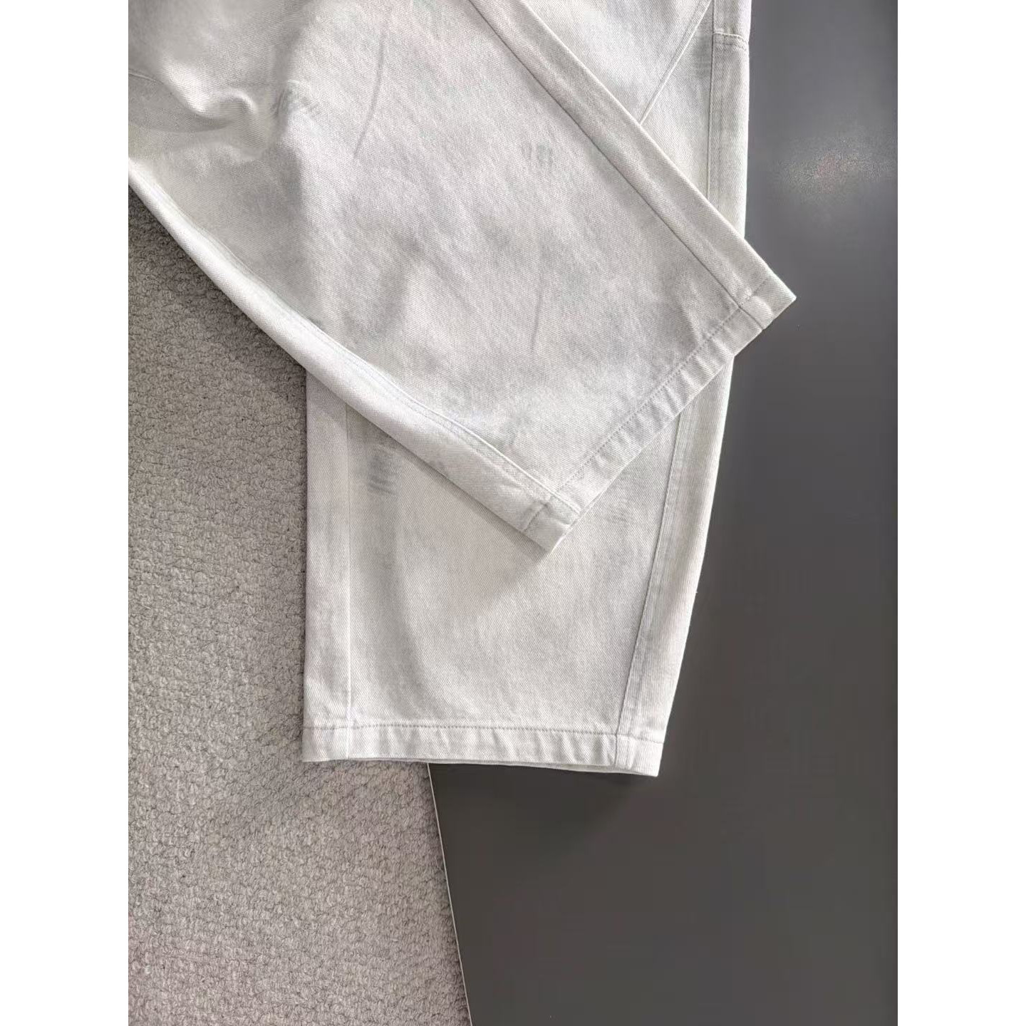 <p>MONCLER&nbsp;秋冬新款松紧带休闲裤(白)</p>