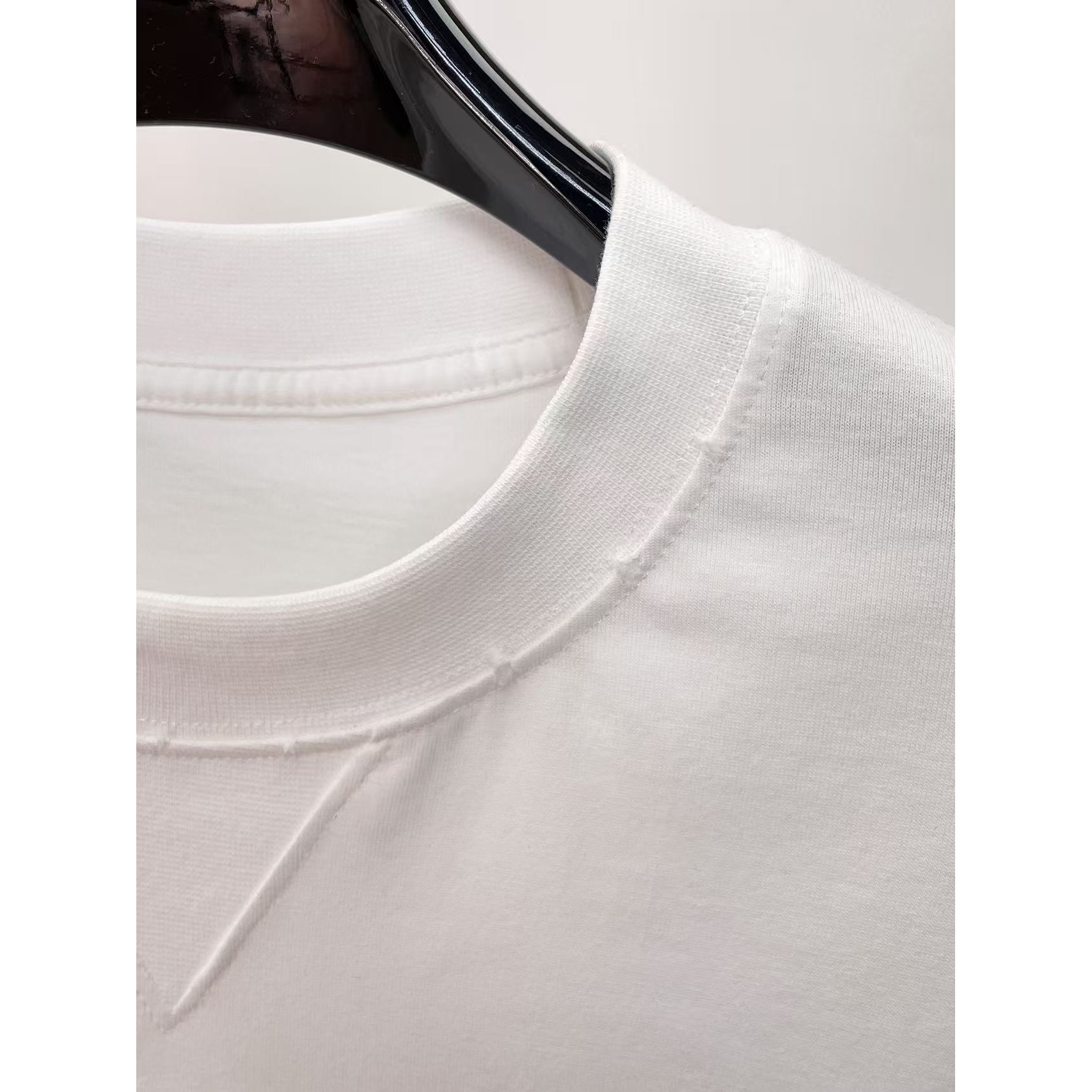 <p>PRADA 专柜新款短袖T恤(白)</p>