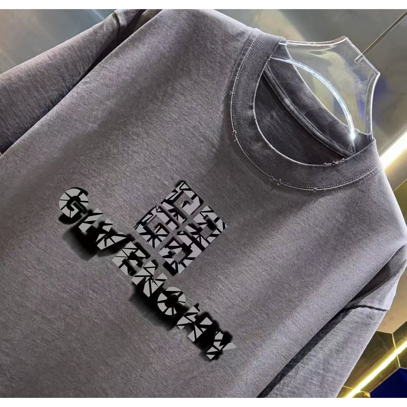 <p>Givenchy 洗水磨破短袖T恤(洗水褐)</p>