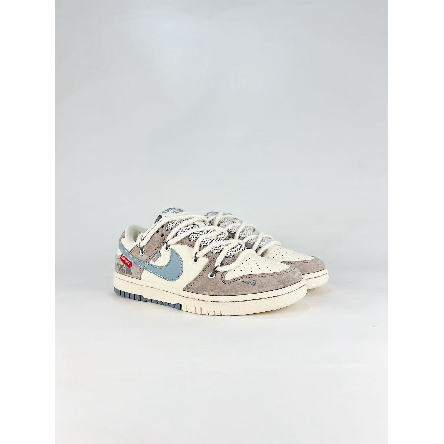 <p>NIKE DUNK SB LOW 白灰藍</p>