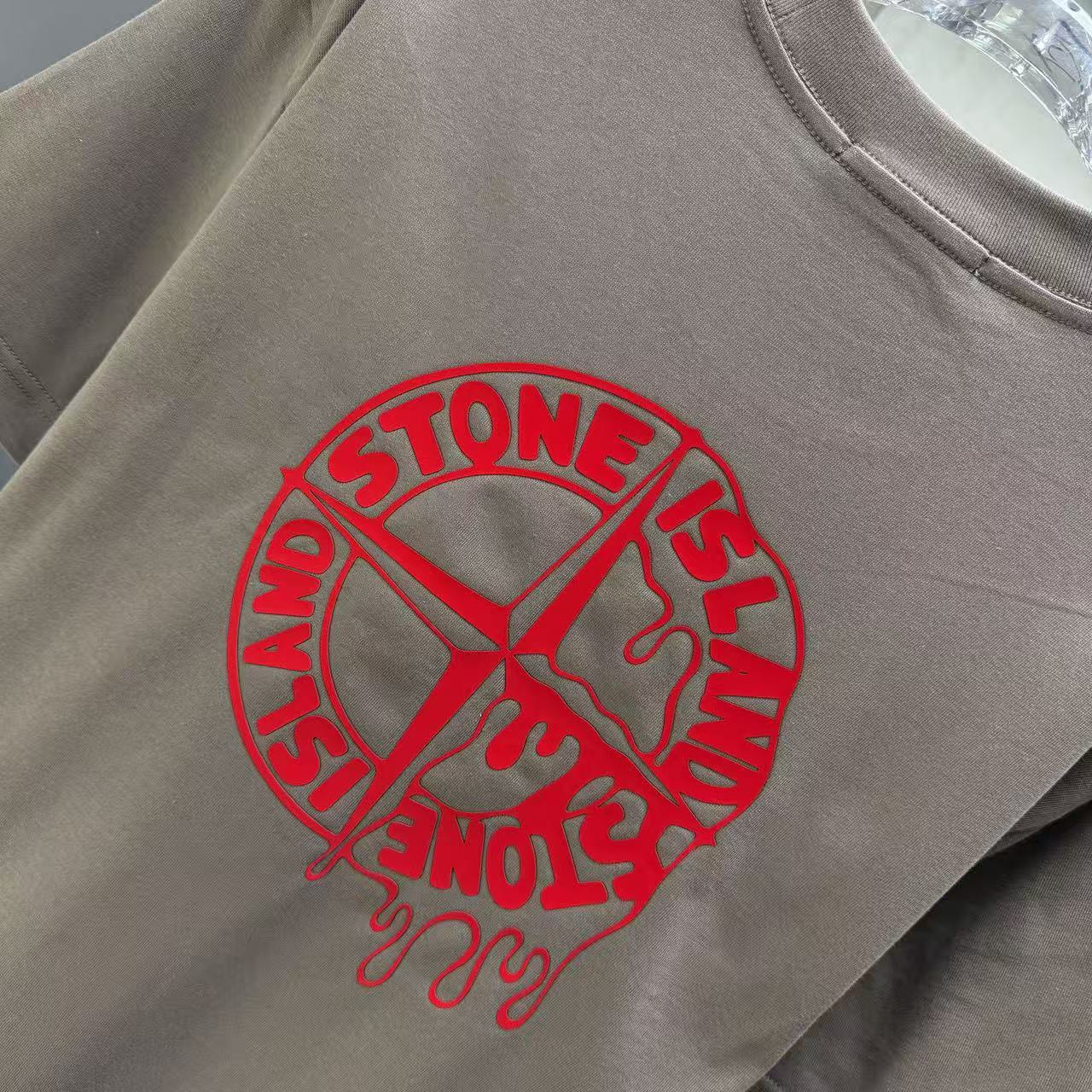 <p>Stone Island 短袖T恤(棕色紅標)</p>