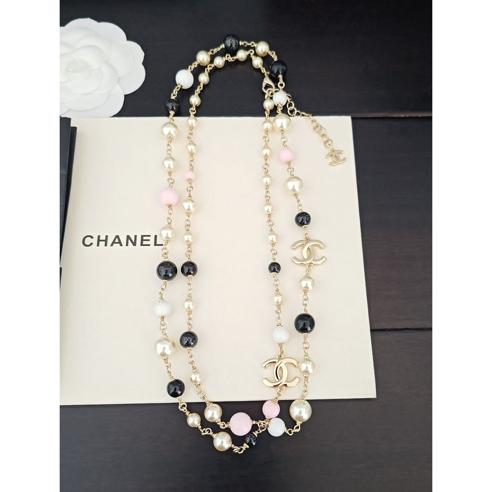 <p>CHANEL&nbsp;粉色黑色白色珍珠毛衣链</p>
