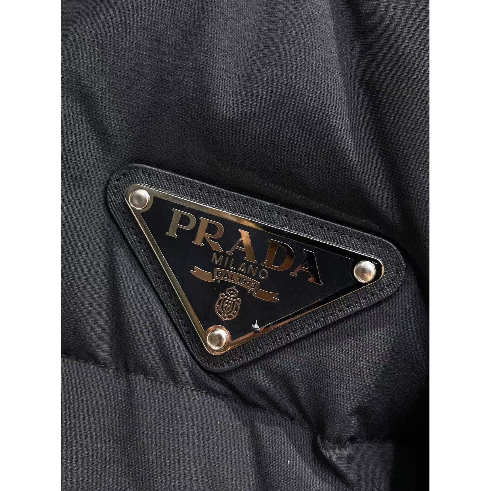 <p>PRADA 秋冬新款羽绒服(黑)</p>