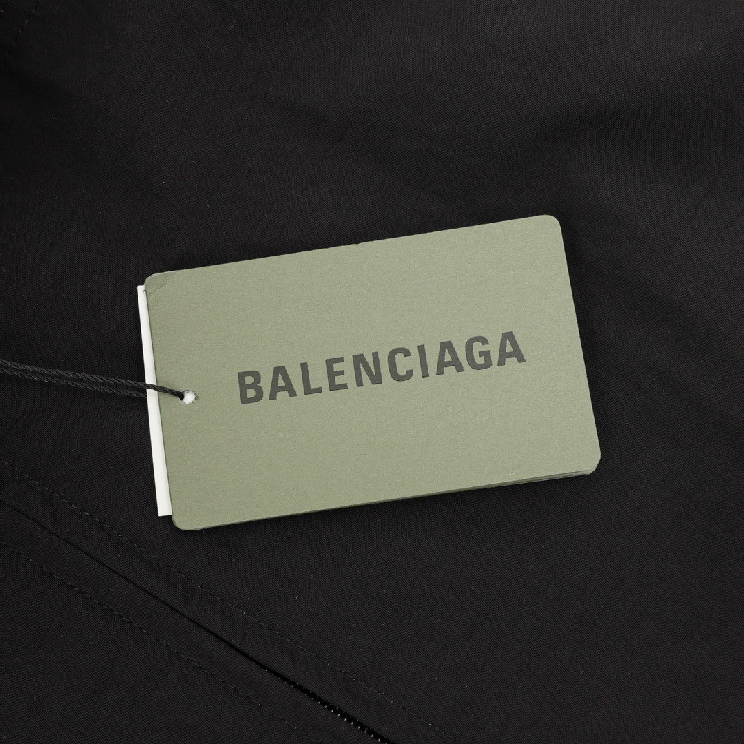 <p>Balenciaga 三拼色双环印花立领外套</p>