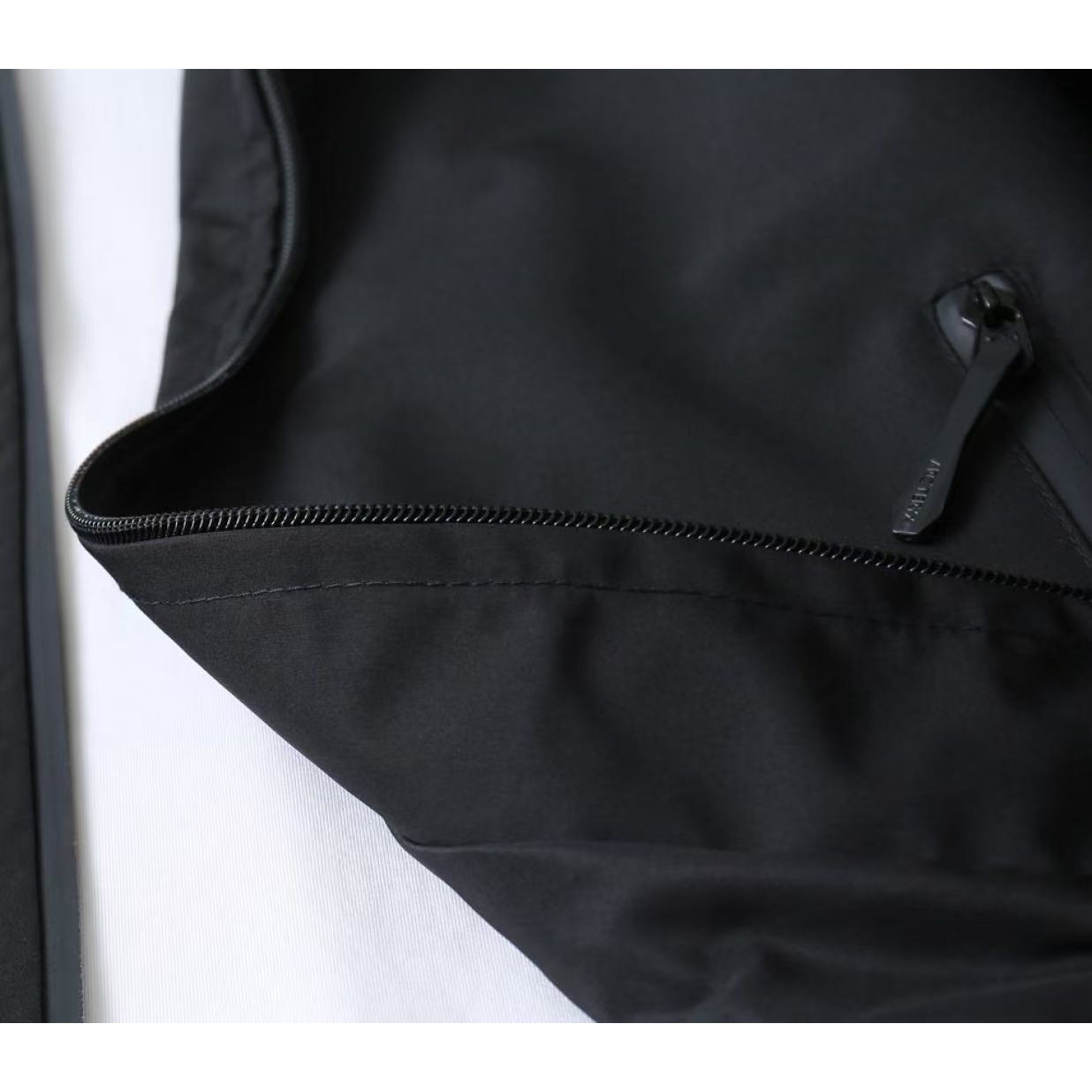 <p>Arc'teryx 男士夹克外套(黑)</p>