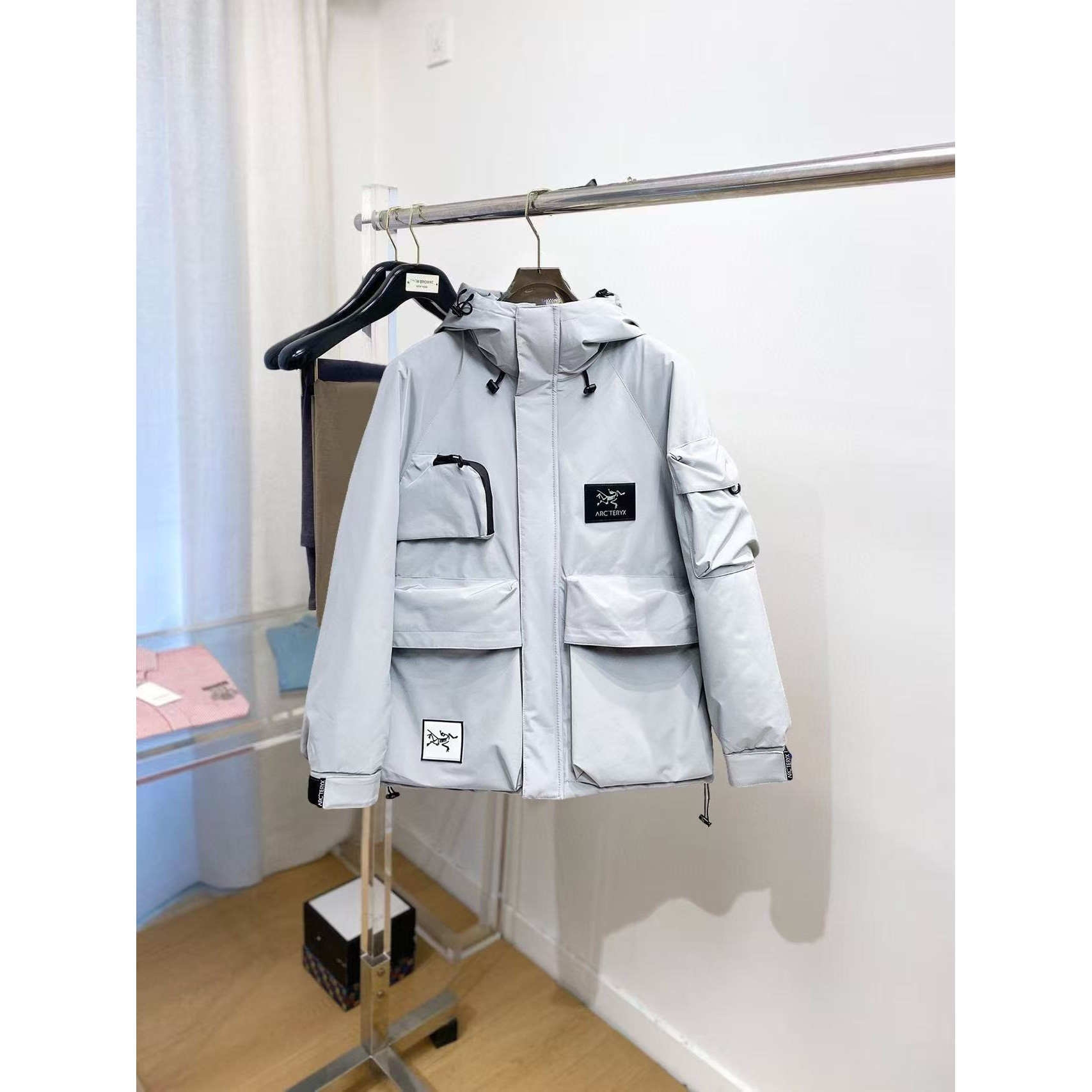 <p>Arc'teryx 秋冬新款羽绒服(灰白)</p>