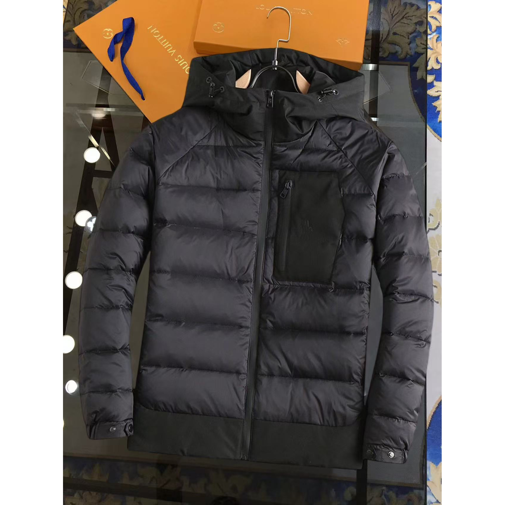 <p>MONCLER 羽绒服(黑)</p>