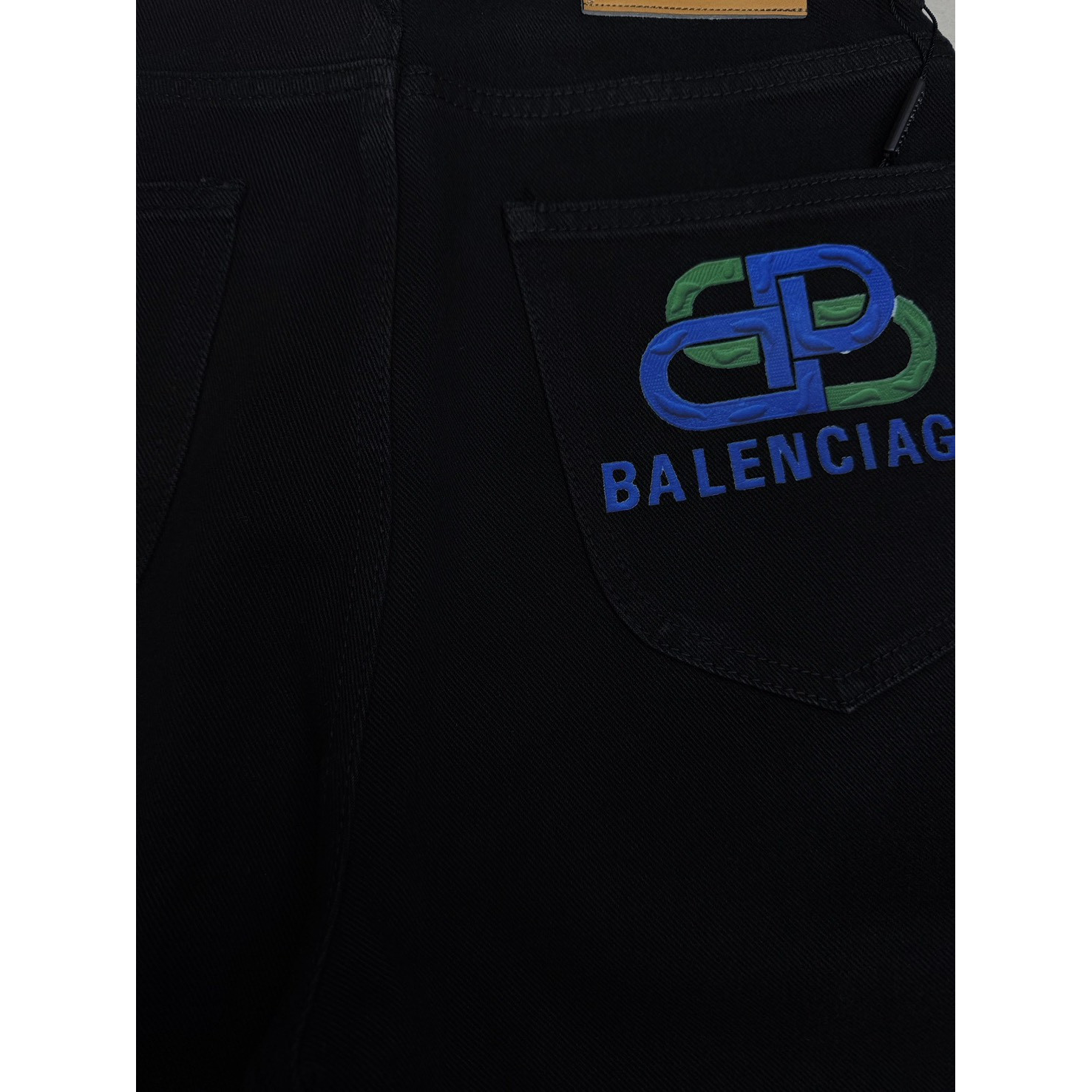 <p>&nbsp;Balenciaga&nbsp;口袋立体压胶蓝色字母logo情侣款水洗宽松牛仔裤&nbsp;</p>