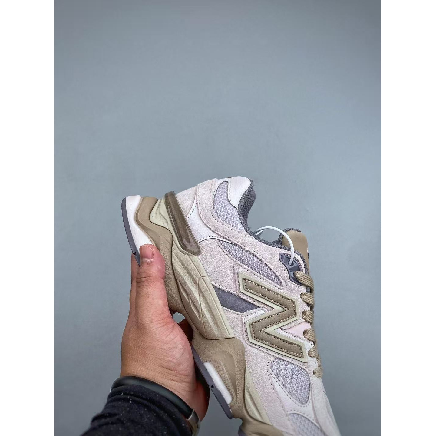 <p>New Balance NB9060 复古运动鞋&nbsp;</p>