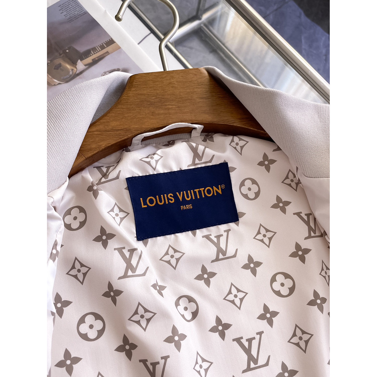 <p>LV&nbsp;男士夹克外套(白)</p>