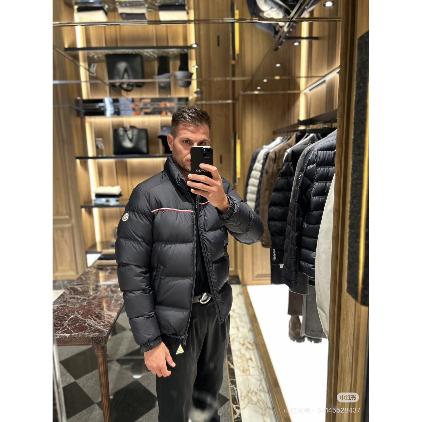 <p>Moncler 短款拉链立领长袖夹克(黑)</p>