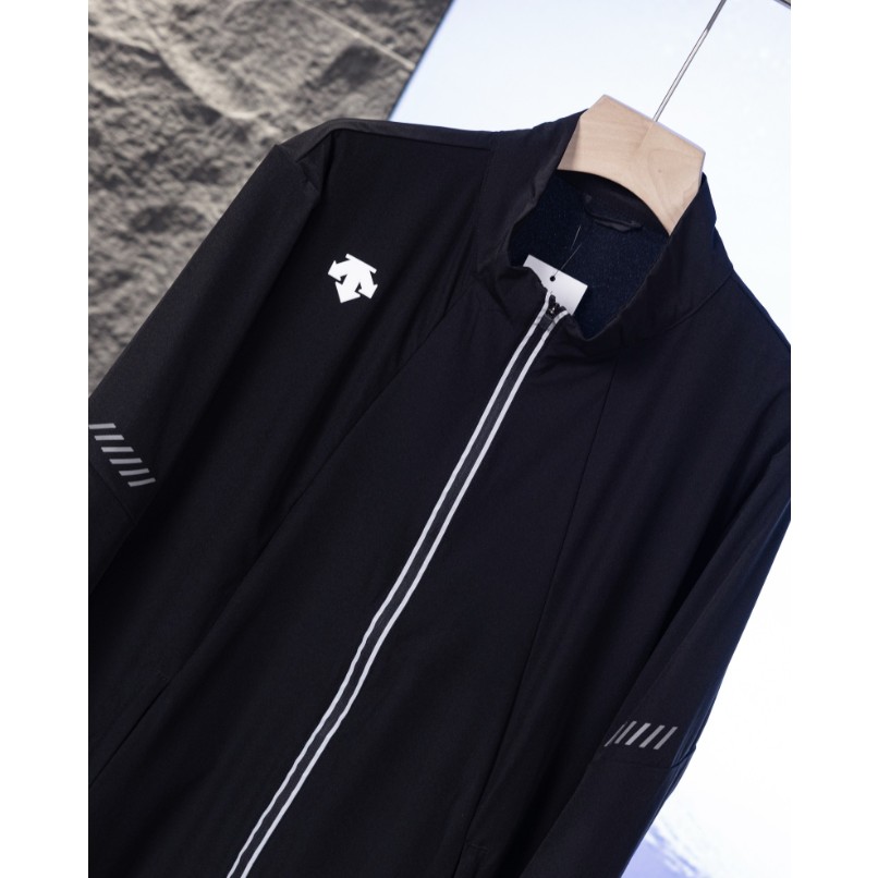 <p>DESCENTE 男女同款輕薄外套(黑)</p>