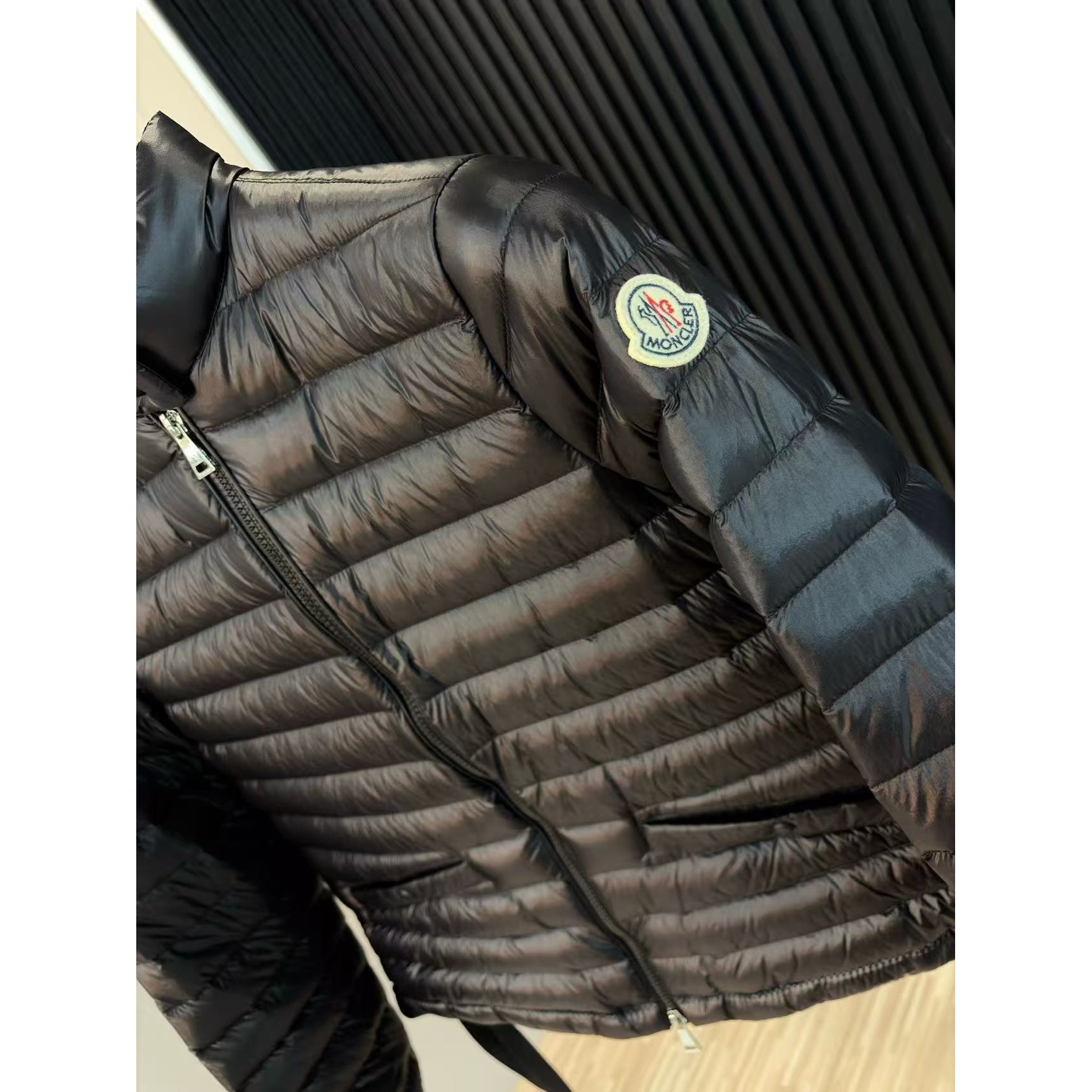 <p>MONCLER Aza系列羽绒服(黑)</p>