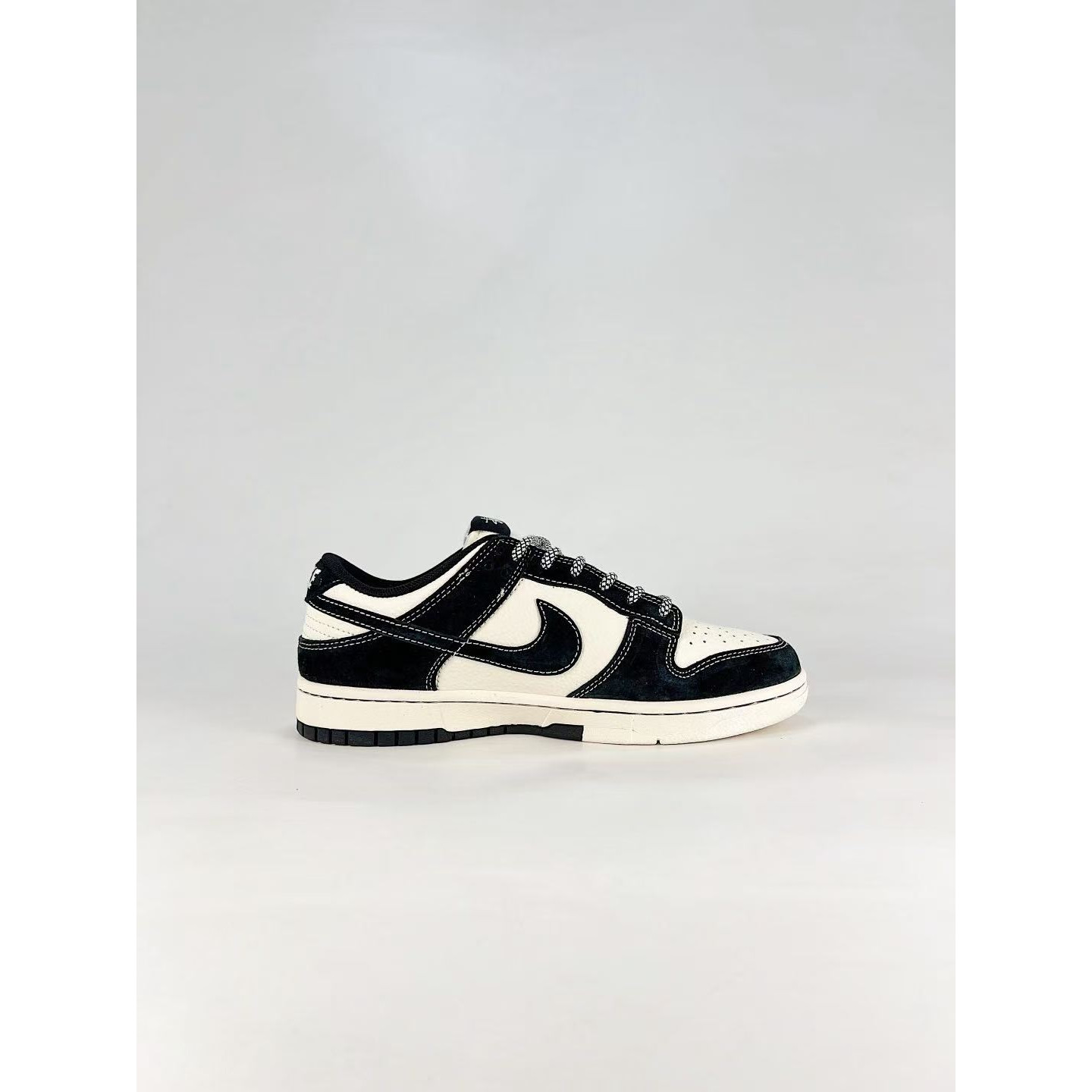 <p>NIKE DUNK SB LOW 全新配色&nbsp;</p>