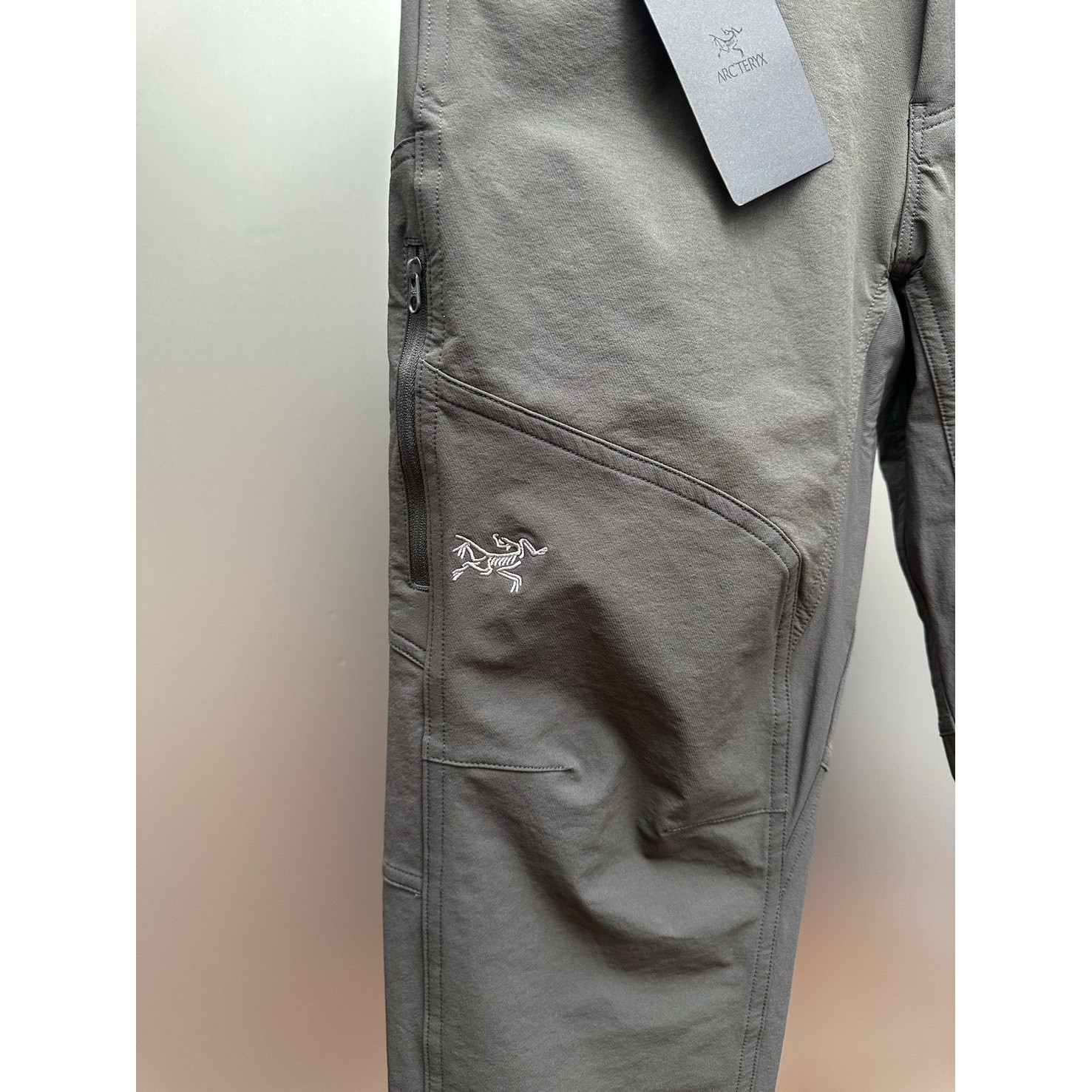 <p>ARC'TERYX 户外机能防风防泼水多口袋休闲长裤</p>