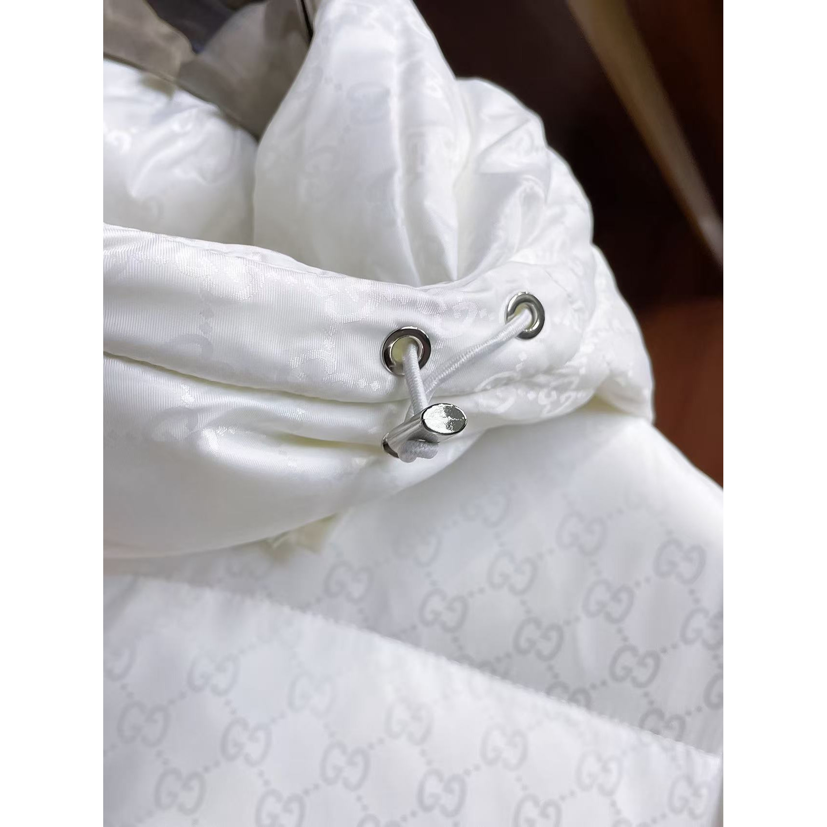 <p>GUCCI 秋冬新款羽绒服(白)</p>