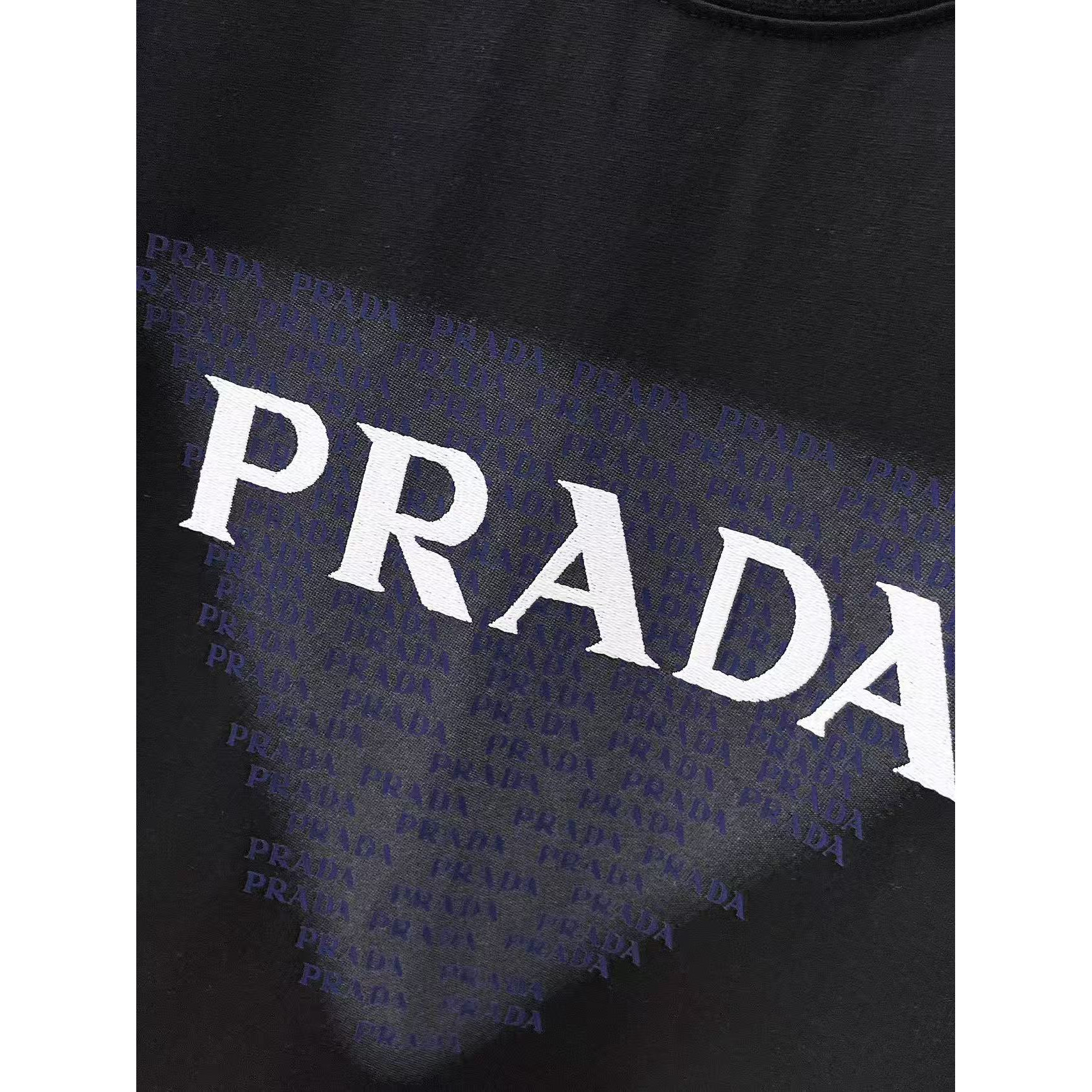 <p>PRADA 专柜新款短袖T恤(黑)</p>